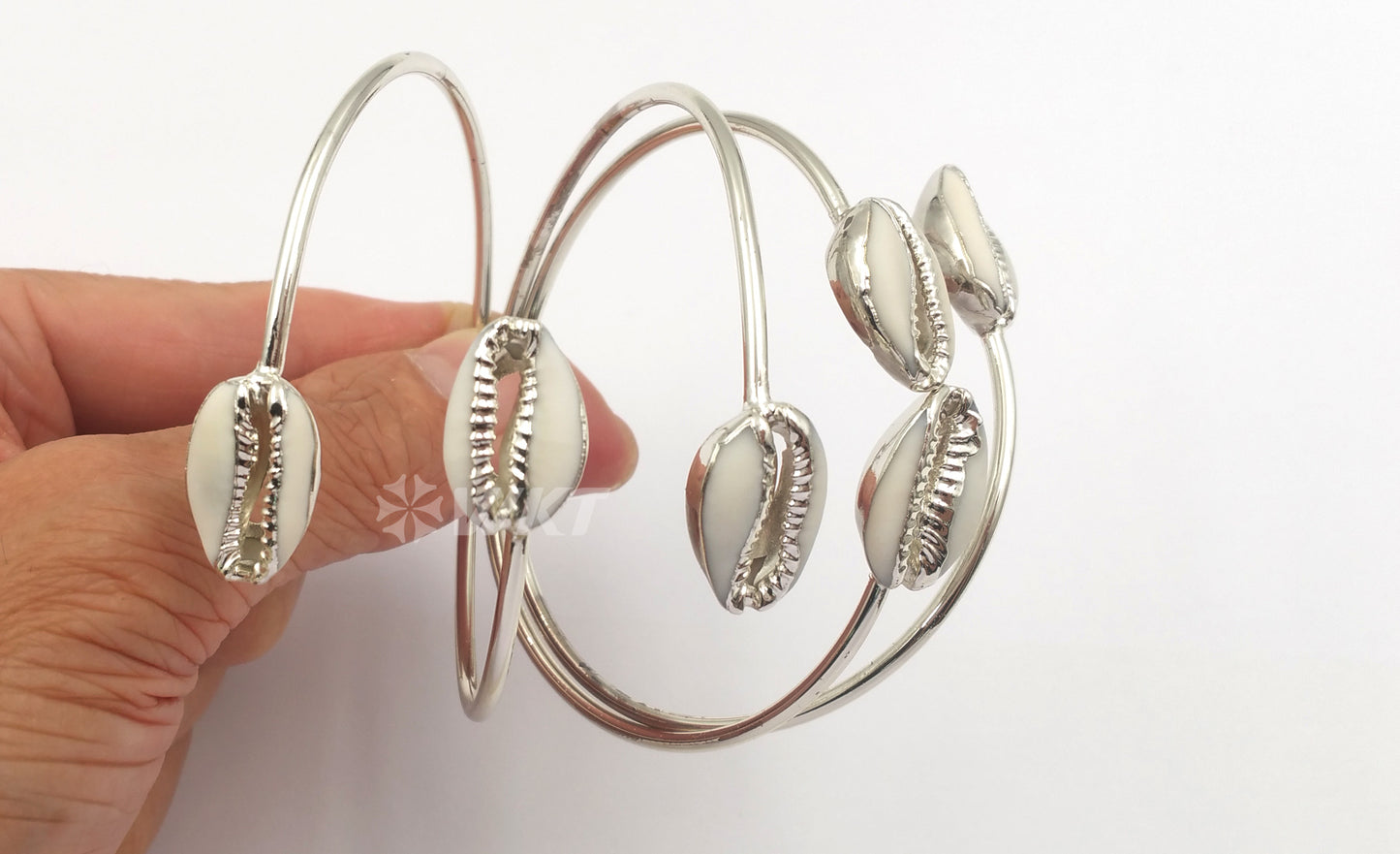 WT-B406 Wholesale Fashion Design Tiny Cowrie 24k Gold Electroplated Adjustable Raw Cowrie Bracelet Bangle Shell Bangles