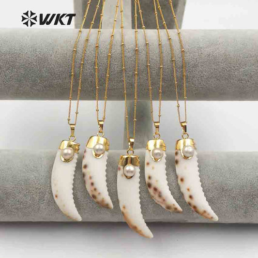 WT-JN056 Hot Sale Custom Design Long Horn Shape Natural Shell Made Horn Pendant Necklace Pearl Charm Pave Shell Horn Necklace