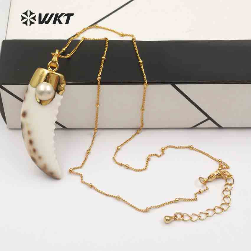 WT-JN056 Hot Sale Custom Design Long Horn Shape Natural Shell Made Horn Pendant Necklace Pearl Charm Pave Shell Horn Necklace