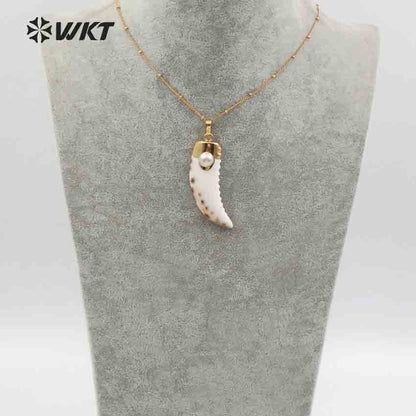 WT-JN056 Hot Sale Custom Design Long Horn Shape Natural Shell Made Horn Pendant Necklace Pearl Charm Pave Shell Horn Necklace