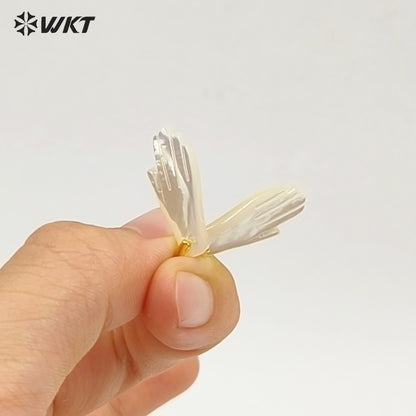 WT-JP502 Simple Classic Design Mother Of Pearl Carved Hand Shape Little Gold Pendant For Lovely Women Earrings Making