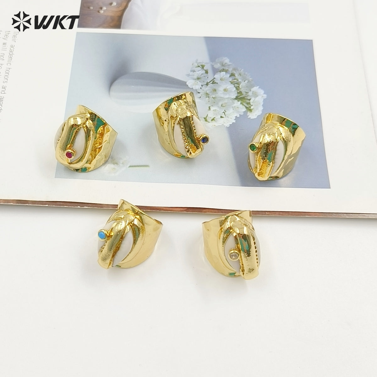 WT-R335 Wholesale Bohemian Style Cowrie Ring With Multicolor Beads in 18K Gold Plated Adjustable Natural Cowrie Shell Ring