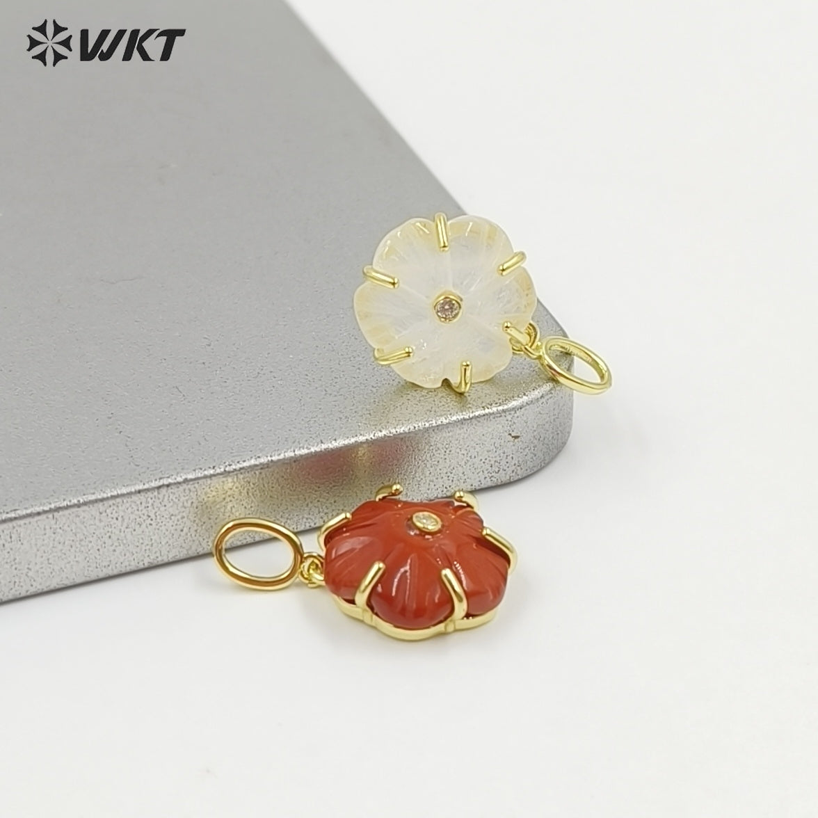 WT-P2121 Delicate Gold Plated Zircon And Natural Gemstones Carved Flower Shape Little Pendants For Girls Fashion Necklace Design