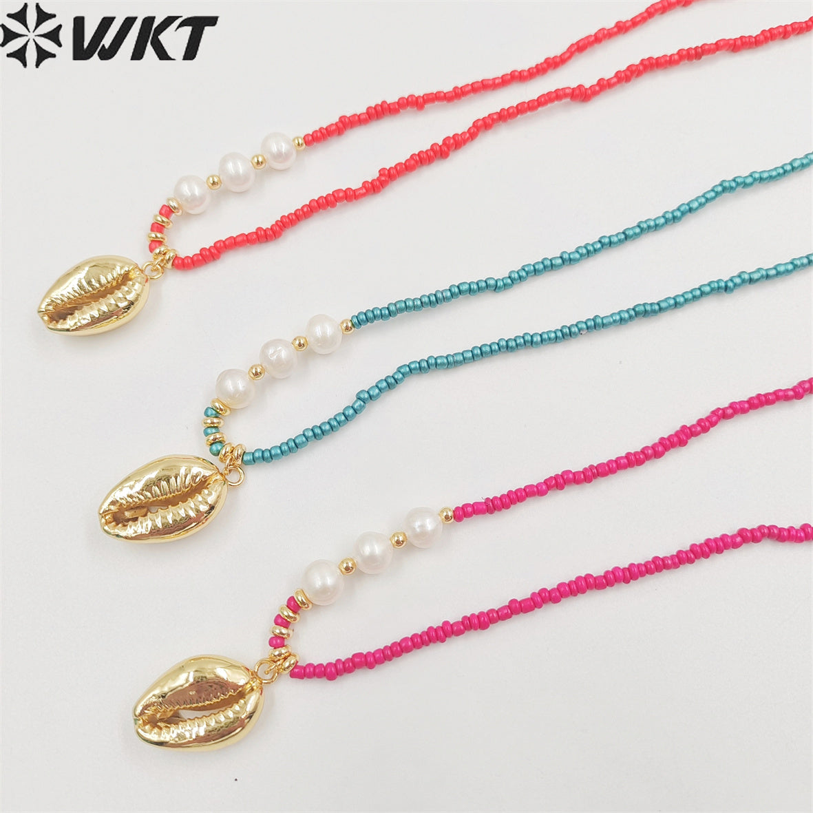WT-JN211 Women Chic Vintage Summer Natural Sea Cowrie Necklace 2mm Tiny Ceramic Beads 16 Inch Long Conch Shell Charm Necklace