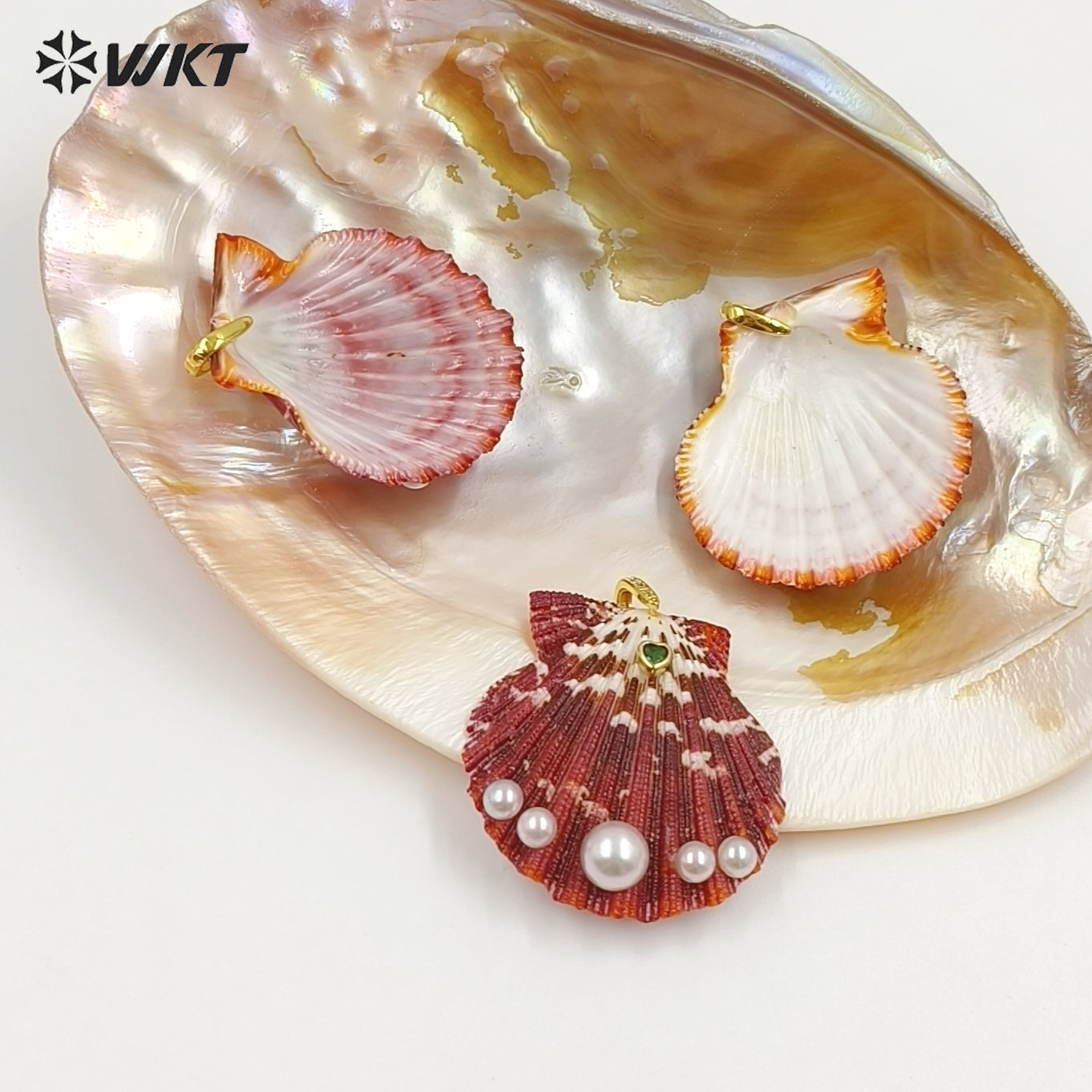 WT-JP501 Wonderful Vintage Pearl And Natural Oil Painting Shell Gold Pendants For Lady Fashionable Necklaces DIY Findings