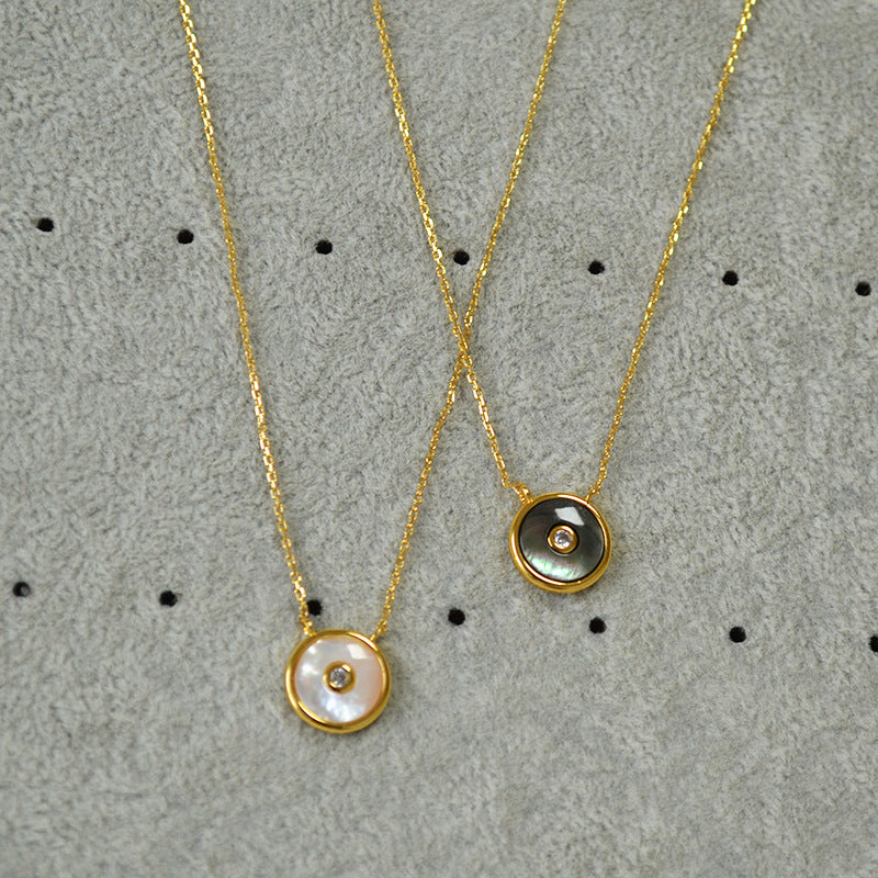 WT-JN254 Wholesale Vintage Style Brass Plating Fashion Light Luxury Mother Shell Button Round Label Necklace