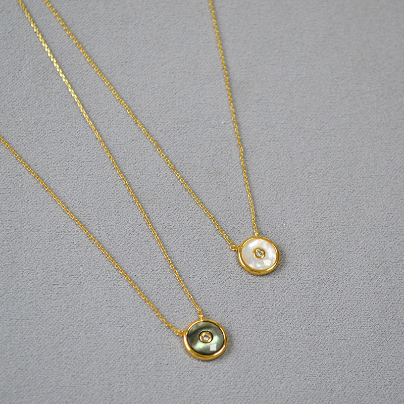 WT-JN254 Wholesale Vintage Style Brass Plating Fashion Light Luxury Mother Shell Button Round Label Necklace