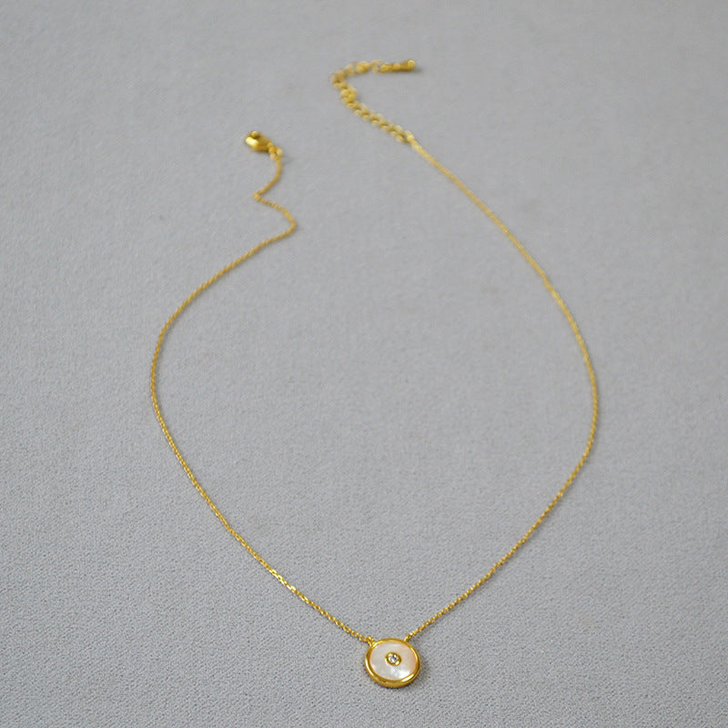 WT-JN254 Wholesale Vintage Style Brass Plating Fashion Light Luxury Mother Shell Button Round Label Necklace