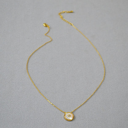 WT-JN254 Wholesale Vintage Style Brass Plating Fashion Light Luxury Mother Shell Button Round Label Necklace