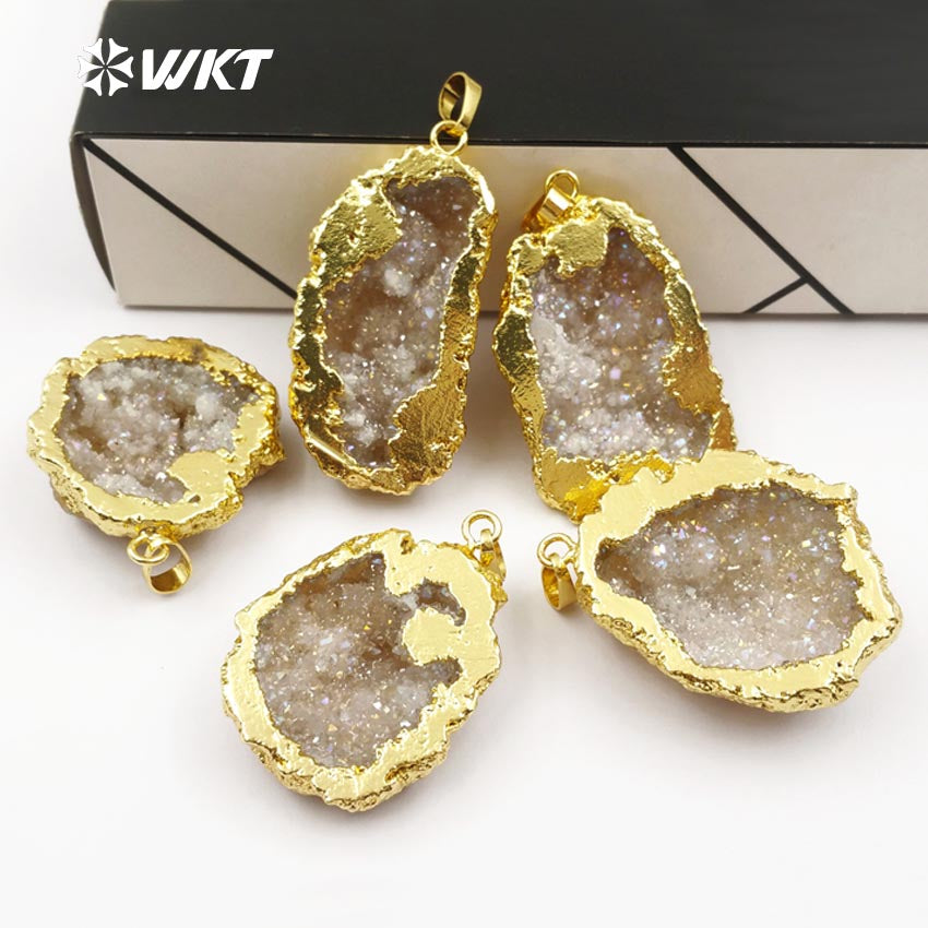 WT-P1393 Wholesale Special Natural Stone Crystal With Gold Pendant Trim Fashion Crystal Pendants