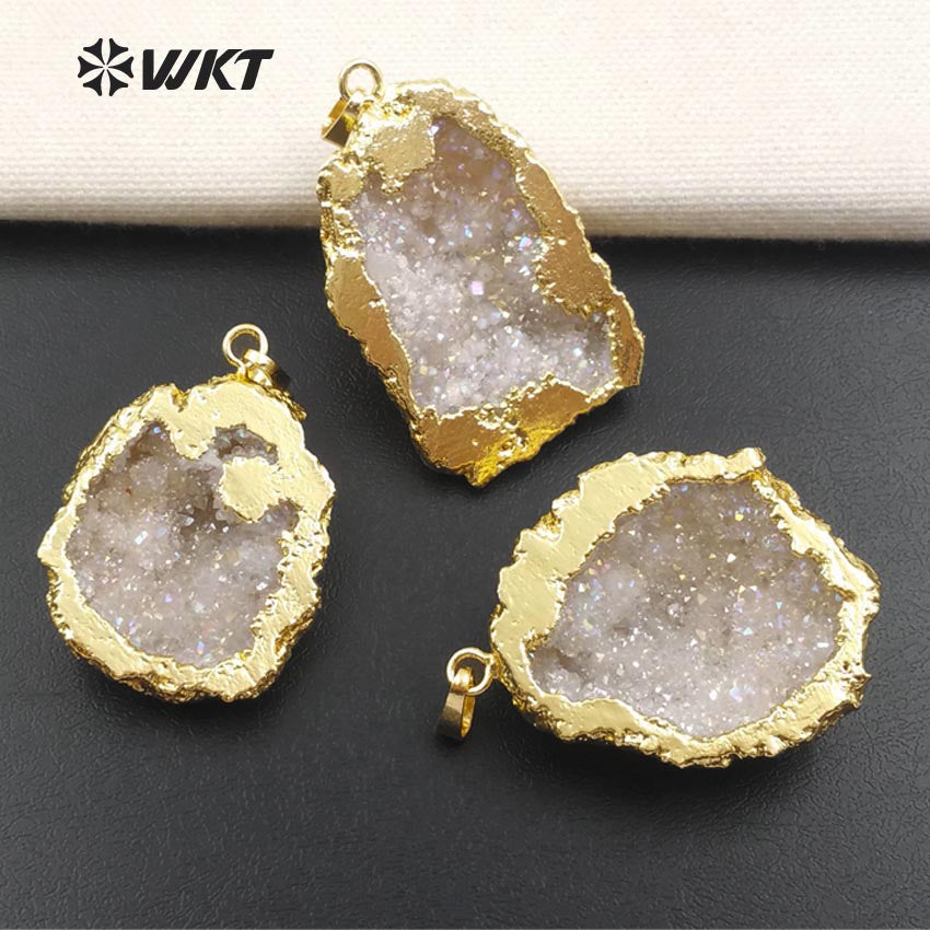 WT-P1393 Wholesale Special Natural Stone Crystal With Gold Pendant Trim Fashion Crystal Pendants