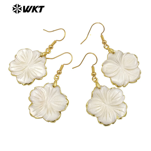 WT-MPE137 Wholesale Fashion Gold Trim Natural White Shell Carved Flower Earrings Lady Popular Vintage Hoop