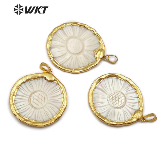 WT-JP154 WKT Jewelry Natural Shell Pendant Flowers Shape Gold Bezel Circular Pendant Women Fashion Necklace Pendant Jewelry