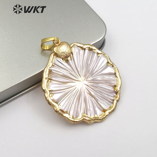 WT-JP097 Jewelry Boho Gift White Shell Jewelry Carved Sea Shell With Gold Bezel Floral Shape Pendant for Shell Pendant
