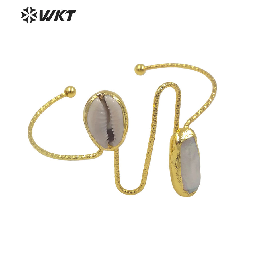 WT-MPB043 WKT 2022 Gorgeous Handmade Gold Fresh Pearl Shell Bangle Gold Plated Women Natural Cowrie Pearl Bangle