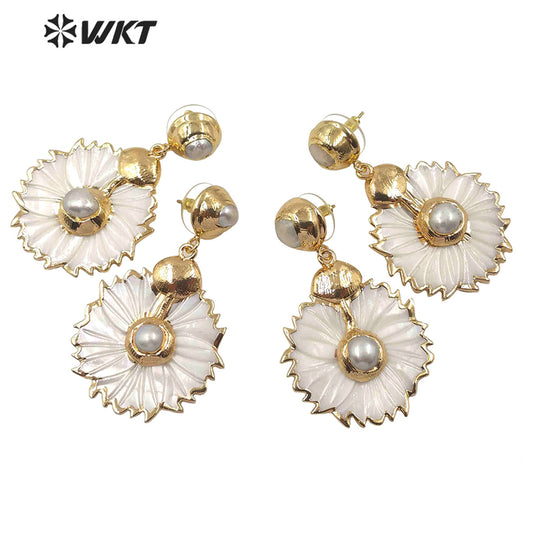 WT-E590 Wholesale Lady Elegant White Shell Flower Earring Gold Color Natural White Flower Shell Earring With Pearl Charm