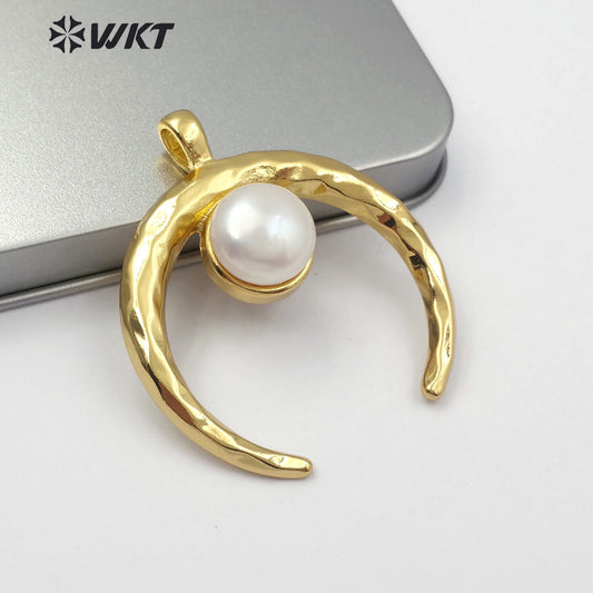 WT-JP107 New Design Bohemian Style Brass Crescent 18K Gold Plated with Middle Pearl Decoration Pearl Crescent Horn Pendant
