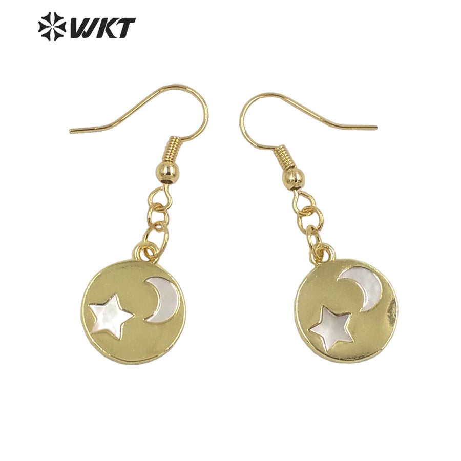 WT-MPE082 Wholesale Fashion Gold Bezel Shell Made Round Earrings Unique Star Moon Pendant Earrings Lovely White Shell Earrings