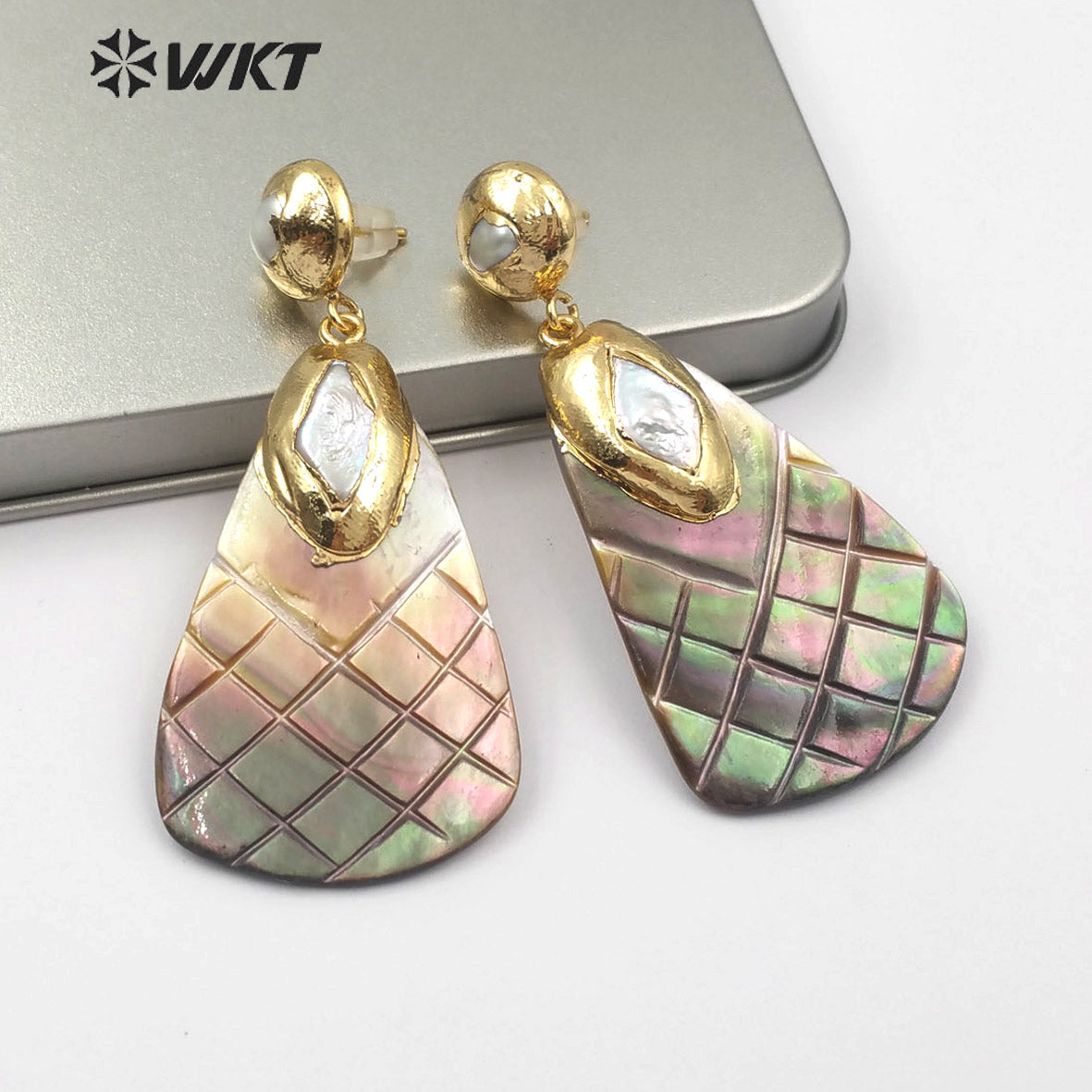 WT-E501 Fashion Jewelry Natural Shell and Pearl Earring Dainty Carved Black Shell Pendant With Rhonbus Pearl Charm Gold Earring