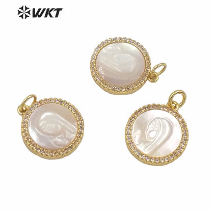 WT-MP165 Wholesale Hand Make Carved Mother of Pearl White Shell Beauty Girl Pendant Gold Round Tiny Charm the Beauty Pendant