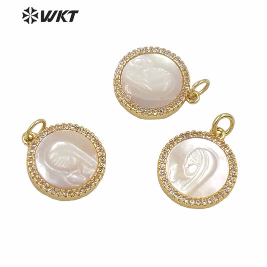 WT-MP165 Wholesale Hand Make Carved Mother of Pearl White Shell Beauty Girl Pendant Gold Round Tiny Charm the Beauty Pendant