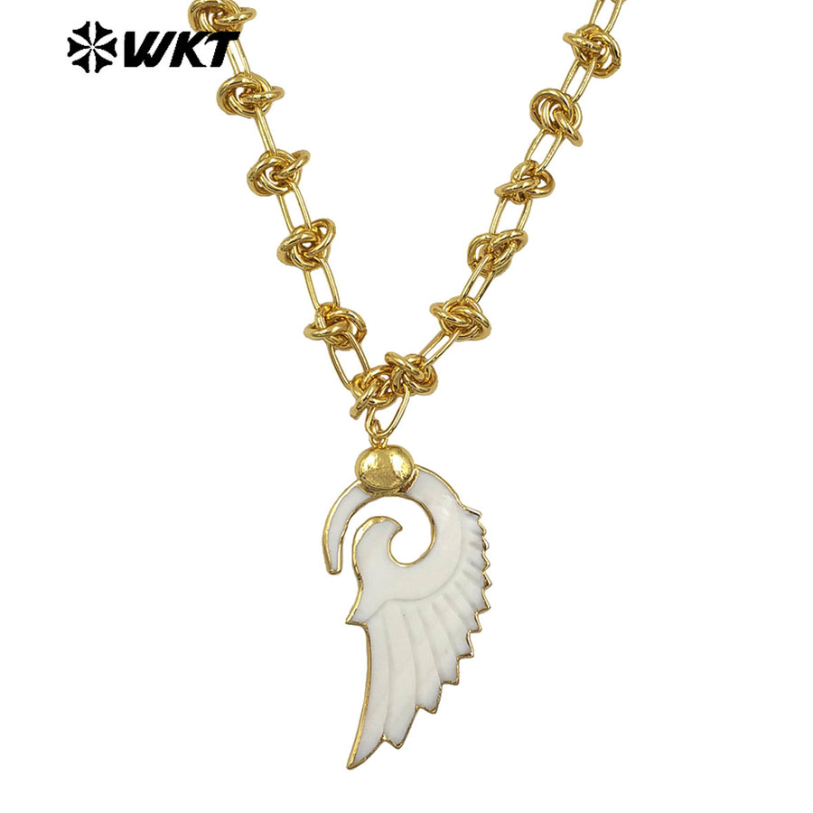 WT-JN319 New Arrival Gold Plated Carved White Shell Wing Necklace with Special Chain As Women Jewelry Accessory