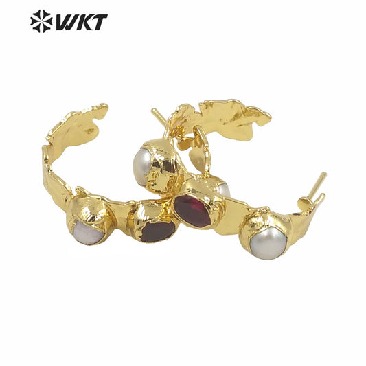 WT-MPE050 Wholesale New Design C Shape Women Stud Earrings Fashion Gold Electroplated Triple Stone Half Round Pearl Earrings