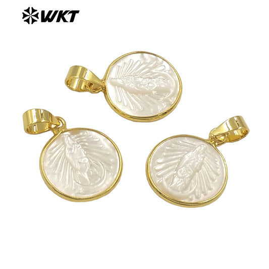 WT-JP373 Wholesale Fashion 16mm Gold Bezel Around Mother of Pearl Shell Carved Religious Jewelry Pendant for Gift