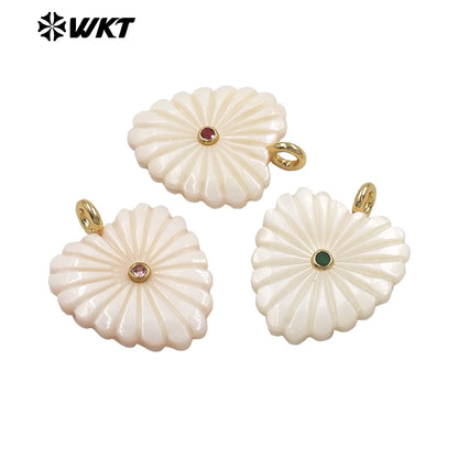 WT-JP526 Newest Exclusive Design Zircon And White Shell Hand Carved Heart Shape Pendant For Girls Romantic Jewelry Decorative