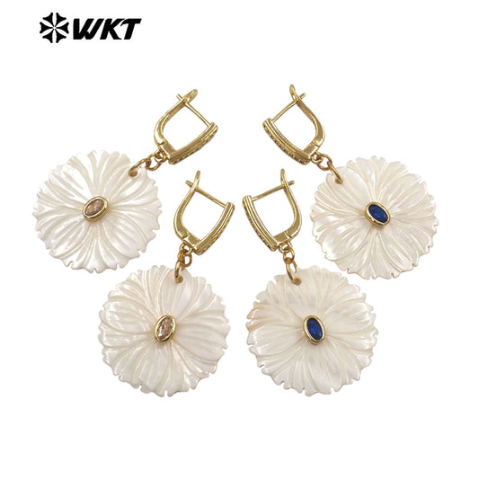 WT-MPE182 Minimalism Style Zircon Setting In Natural Shell Hand Carved Round Pendant Gold Earrings For Friends Jewelry