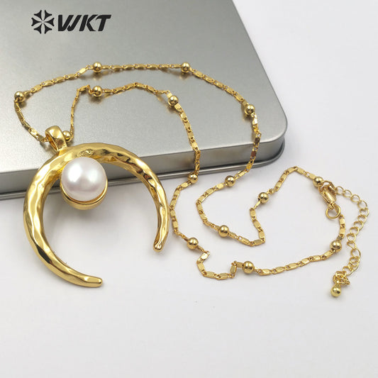 WT-JN079 Bohemian Style Sparkling Brass Crescent 18K Gold Plated With Middle Pearl Decoration Pearl Crescent Horn Necklace