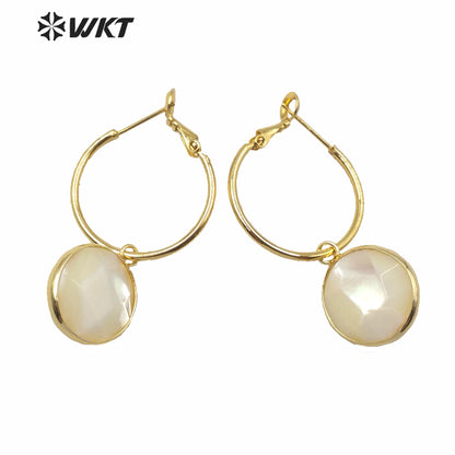 WT-MPE035 Fashion Gold Electroplated Round Shell Charm Earrings Women Round Faceted Shell Hoop Earrings for Wedding Earrings