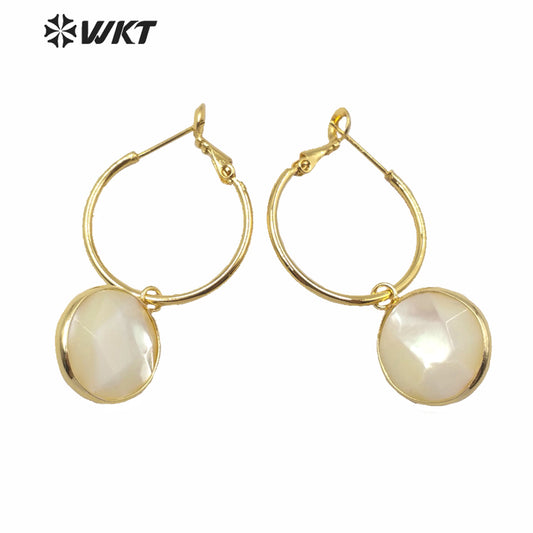 WT-MPE035 Fashion Gold Electroplated Round Shell Charm Earrings Women Round Faceted Shell Hoop Earrings for Wedding Earrings