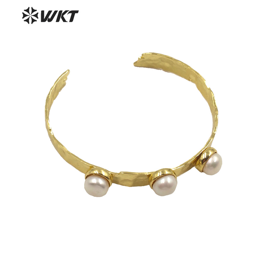 WT-MPB004 Amazing Unique Triple Pearl in Middle Women Gold Electroplated White Pearl Bangle Women Pearl Gift Bangle