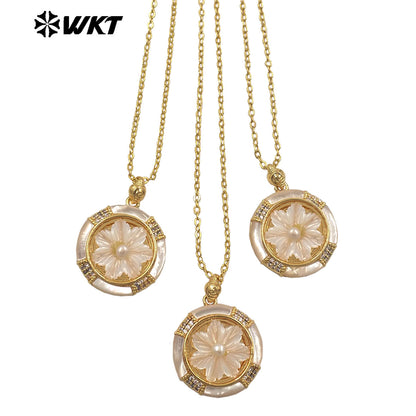 WT-JN365 Newest Design Gold Plated Natural Shell With Zircon Hand Carved Flower Shape Round Pendant Necklace As Lady Accessory