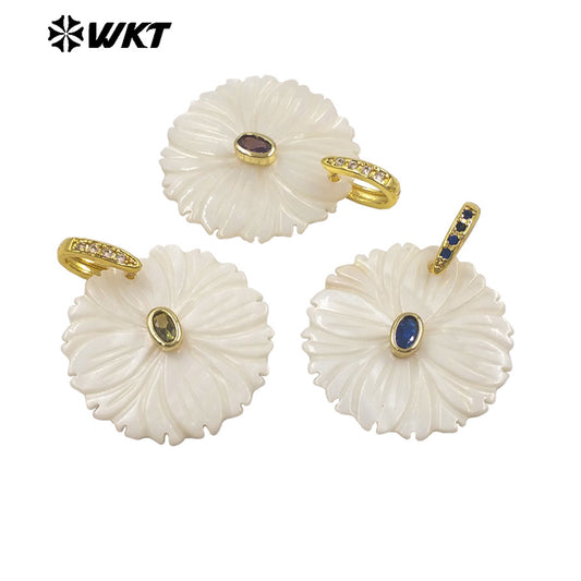 WT-JP481 Classic Design Colorful Zircon And White Shell Hand Carved Round Gold Pendant For Necklace Jewelry Making Accessory