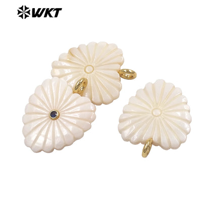 WT-JP526 Newest Exclusive Design Zircon And White Shell Hand Carved Heart Shape Pendant For Girls Romantic Jewelry Decorative