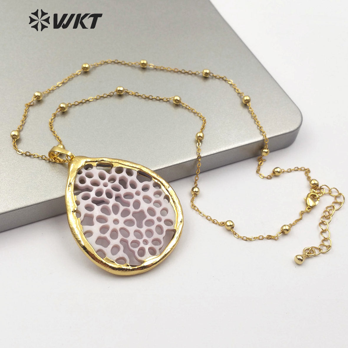 WT-JN107 New Design Natural Shell Hollow Flower Pattern Pendant Necklace Hot Sale Women Fashion Charm Jewelry Shell Necklace