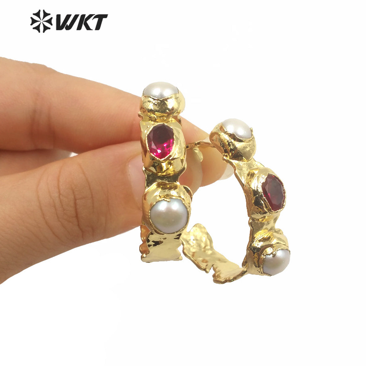 WT-MPE050 Wholesale New Design C Shape Women Stud Earrings Fashion Gold Electroplated Triple Stone Half Round Pearl Earrings