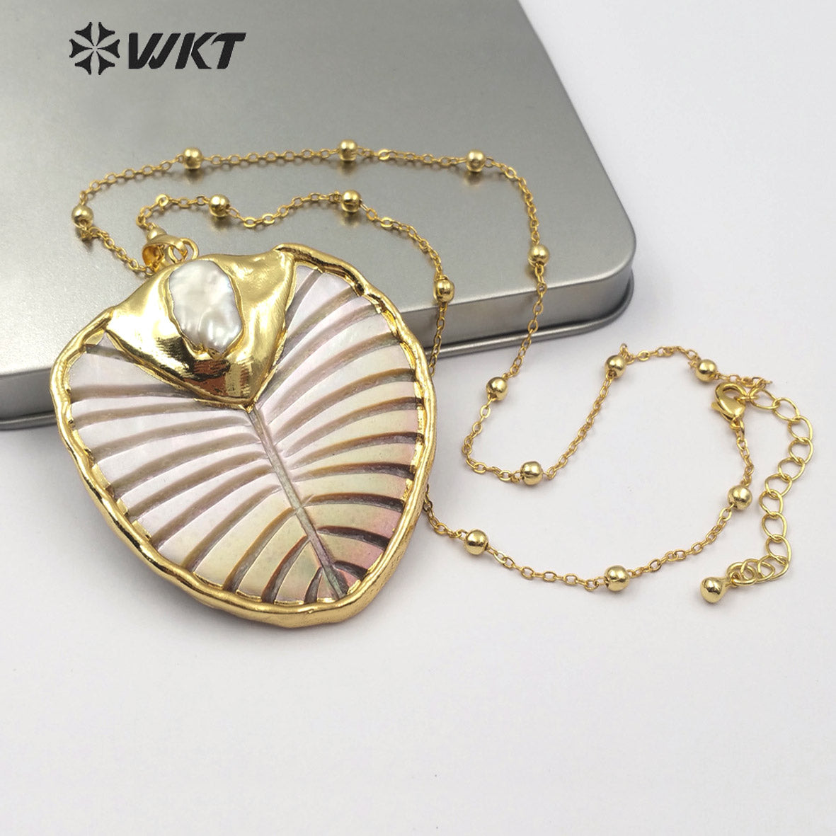 WT-JN060 Natural Color Leaf Shape and Grain Pearl Pendant with 18K Gold-plated Edges and Pearl-embellished Shell Necklace