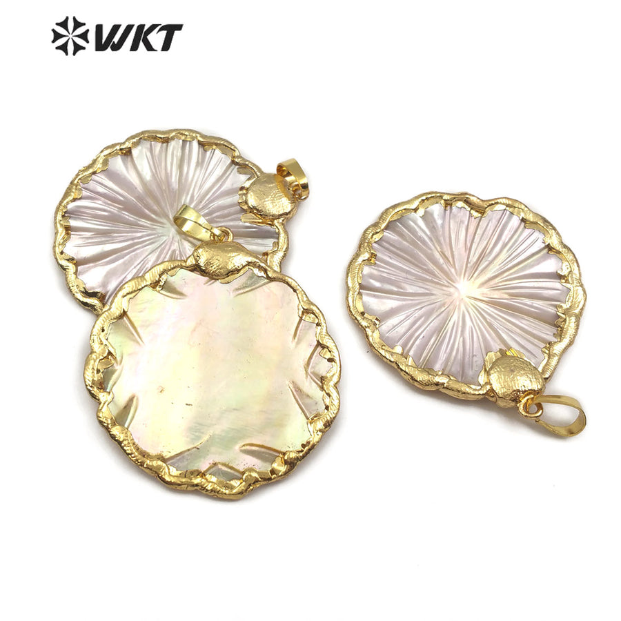 WT-JP097 Jewelry Boho Gift White Shell Jewelry Carved Sea Shell With Gold Bezel Floral Shape Pendant for Shell Pendant