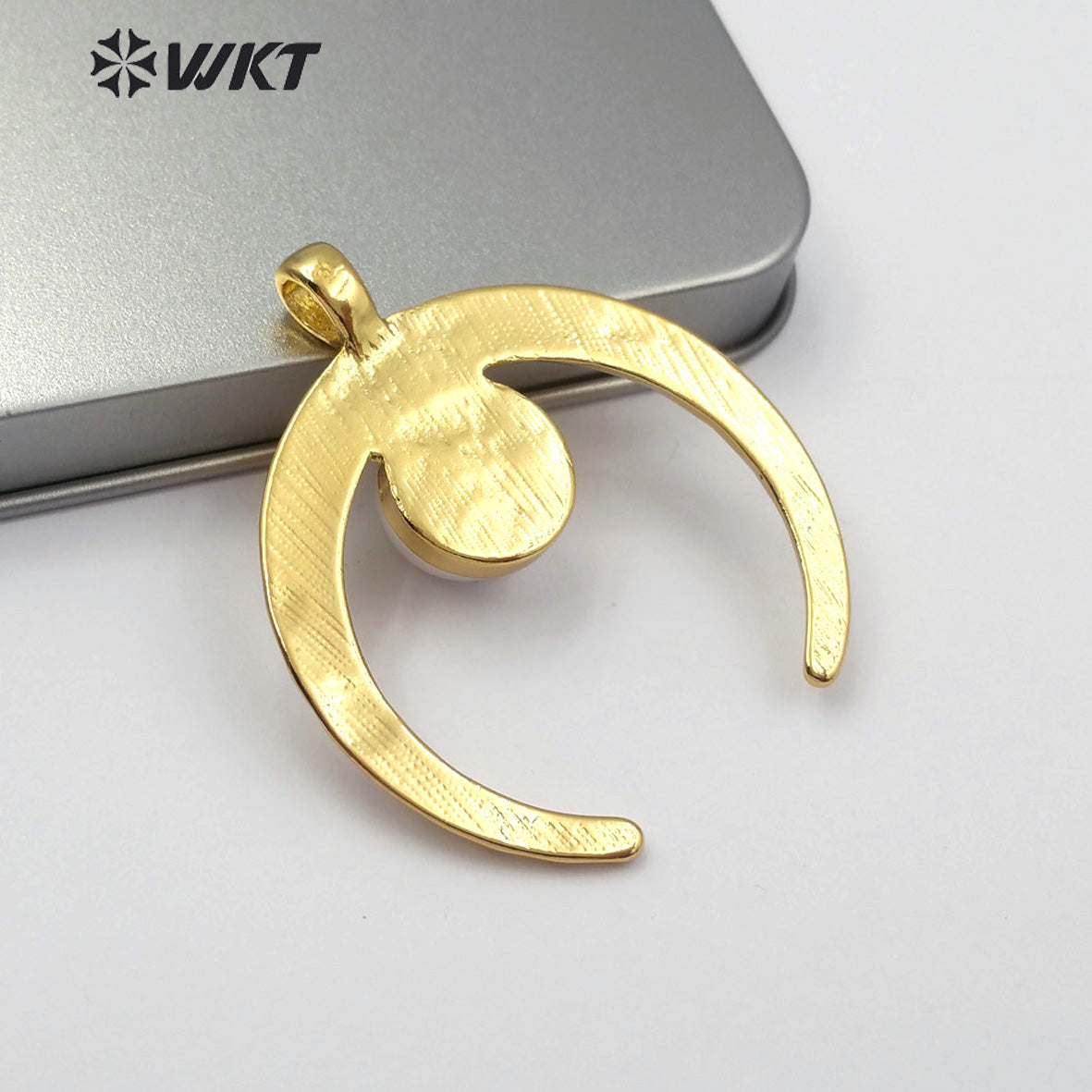 WT-JP107 New Design Bohemian Style Brass Crescent 18K Gold Plated with Middle Pearl Decoration Pearl Crescent Horn Pendant