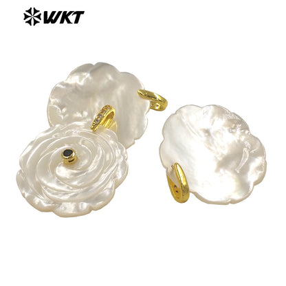 WT-JP474 High Quality Zircon Setting In Mother Of Pearl Hand Carved Flower Shape Gold Pendants As Necklace DIY Accessories