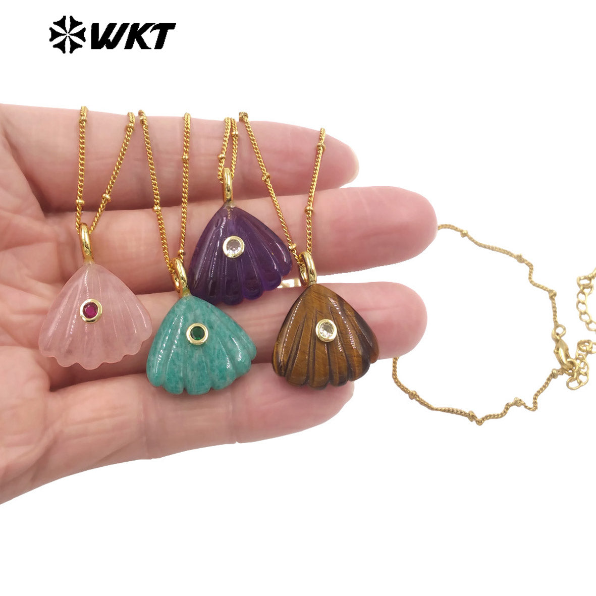 WT-N1513 Ocean Style Gold Chain And Natural Gemstones Hand Carved Shell Shape Pendant Necklace For Female Vacation Matching