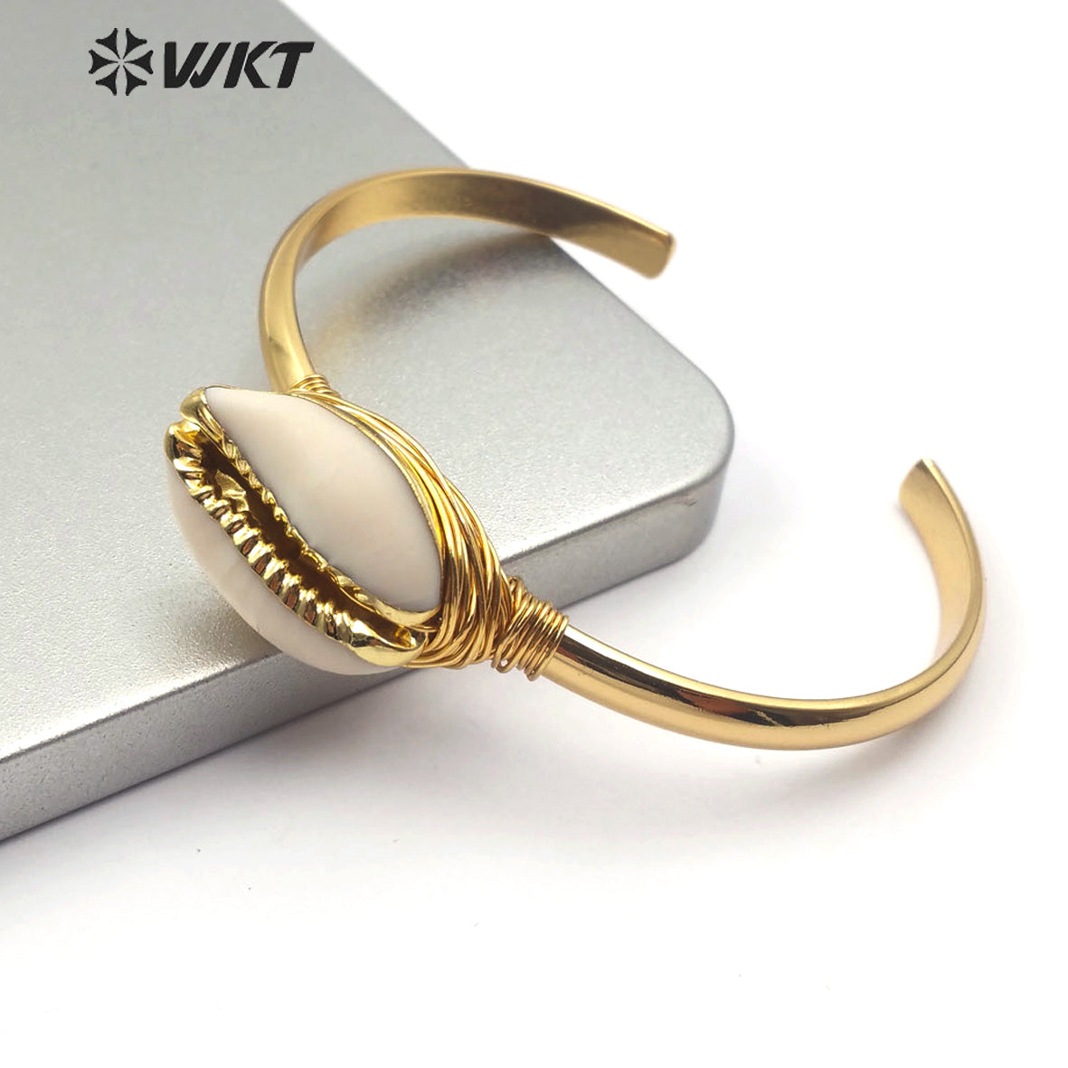 WT-B490 Hot-sale Natural Cowrie Bangle Wire Wrapped Bangle Gold Plated Bezel Women Fashion Charm Bracelet Jewelry