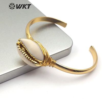 WT-B490 Hot-sale Natural Cowrie Bangle Wire Wrapped Bangle Gold Plated Bezel Women Fashion Charm Bracelet Jewelry