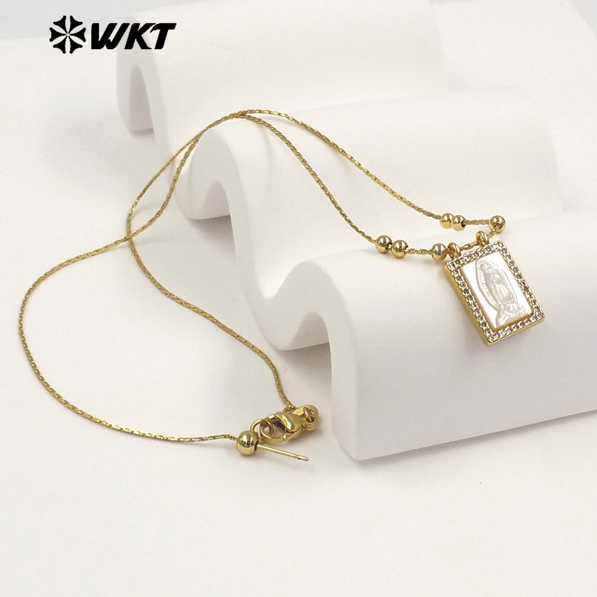 WT-JN389 Trending Religious Style 18K Gold Plated Oval And Square White Shell Pendant Necklace For Women Daily Wearing