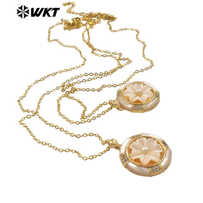 WT-JN365 Newest Design Gold Plated Natural Shell With Zircon Hand Carved Flower Shape Round Pendant Necklace As Lady Accessory