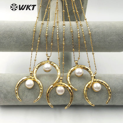 WT-JN079 Bohemian Style Sparkling Brass Crescent 18K Gold Plated With Middle Pearl Decoration Pearl Crescent Horn Necklace