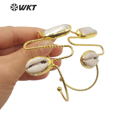 WT-MPB043 WKT 2022 Gorgeous Handmade Gold Fresh Pearl Shell Bangle Gold Plated Women Natural Cowrie Pearl Bangle